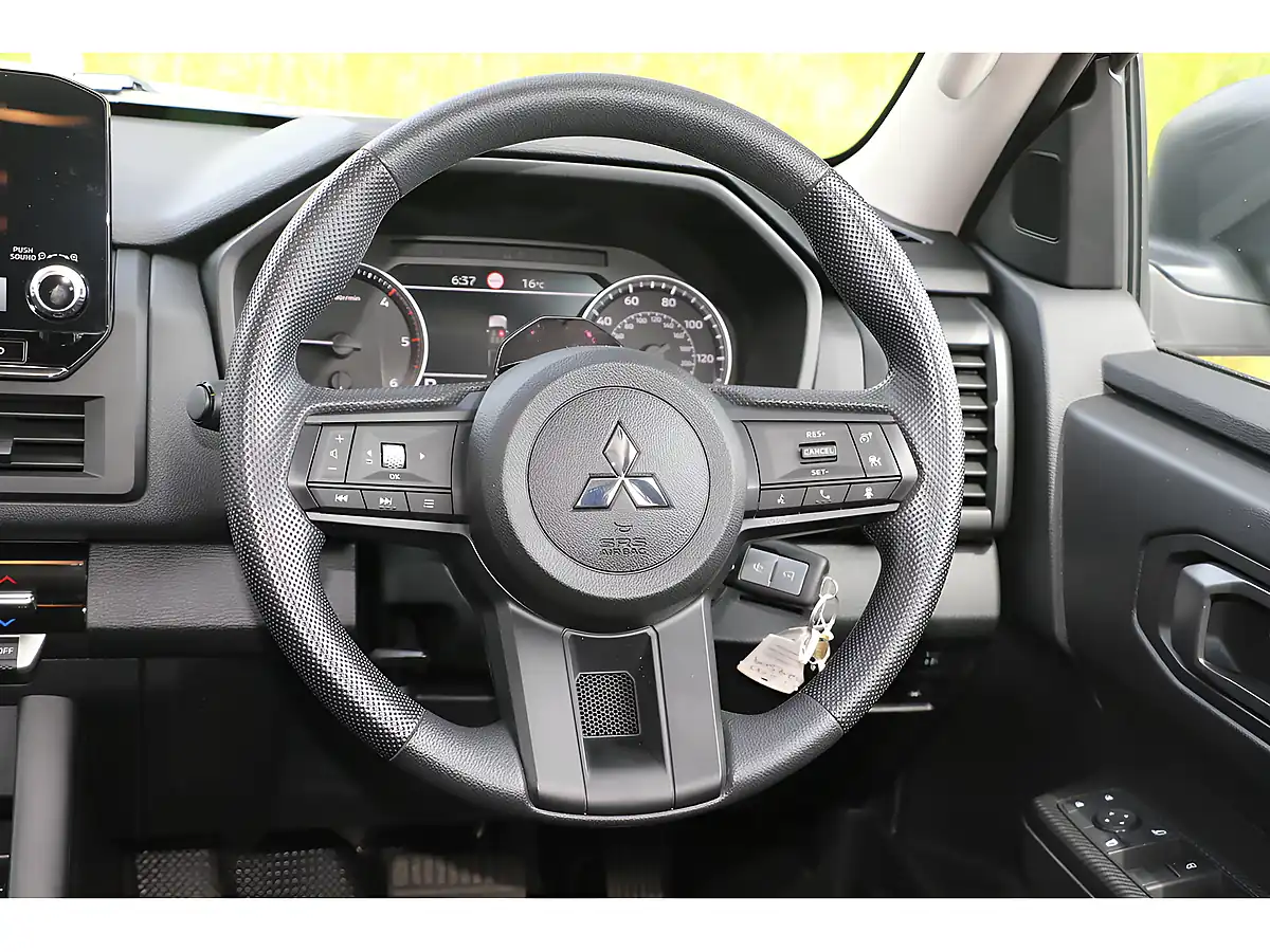 Used 2026 Mitsubishi L200 Titan Silver - Interior and Exterior details 14