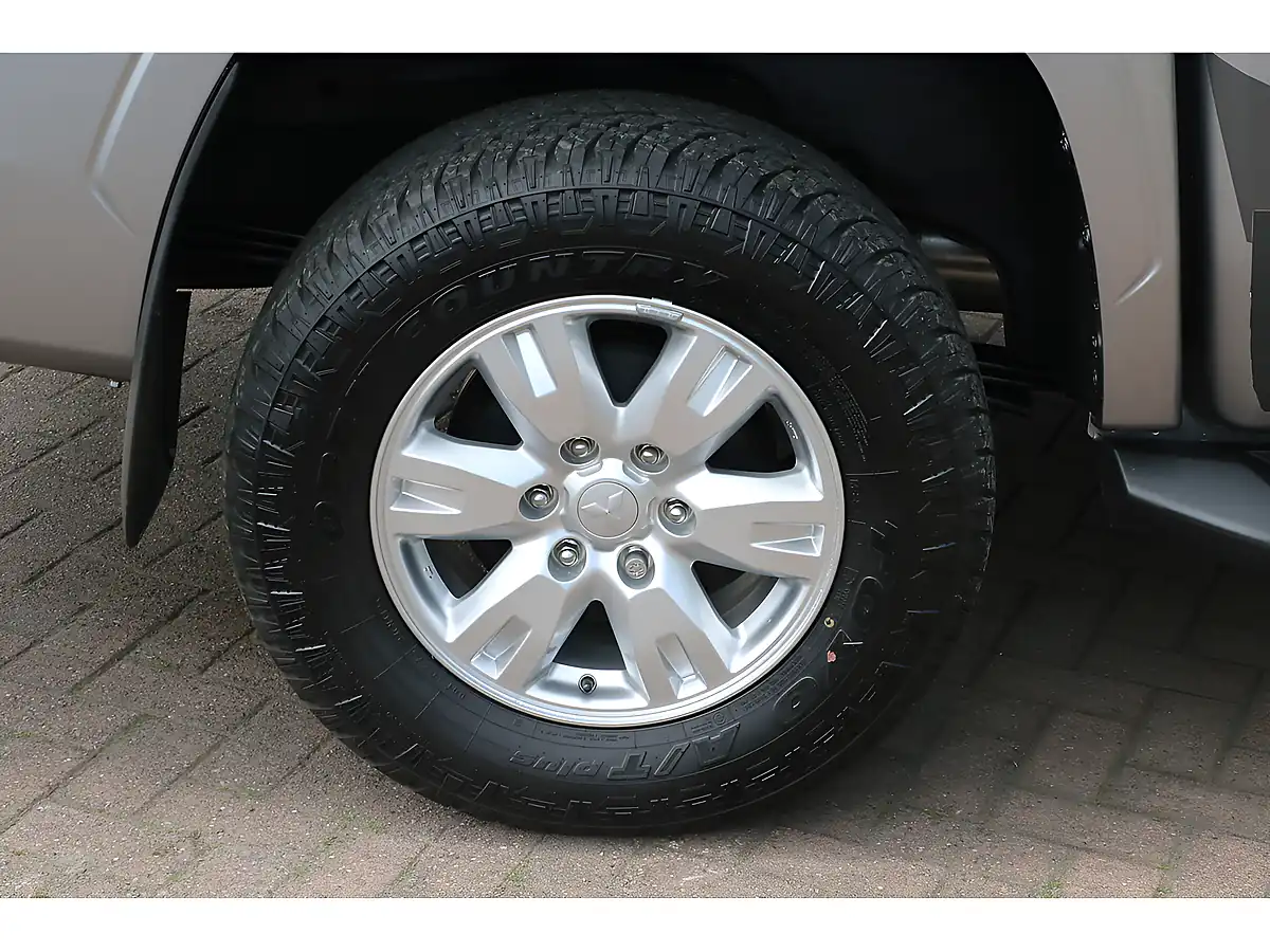 Used 2026 Mitsubishi L200 Titan Silver - Interior and Exterior details 15