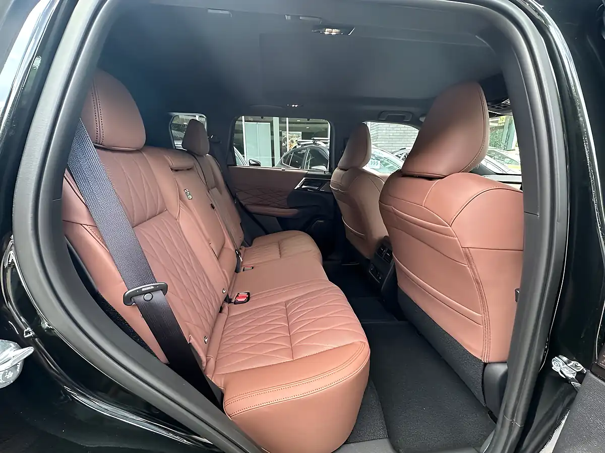 Used 2026 Mitsubishi Outlander Diamond Black - Interior and Exterior details 12