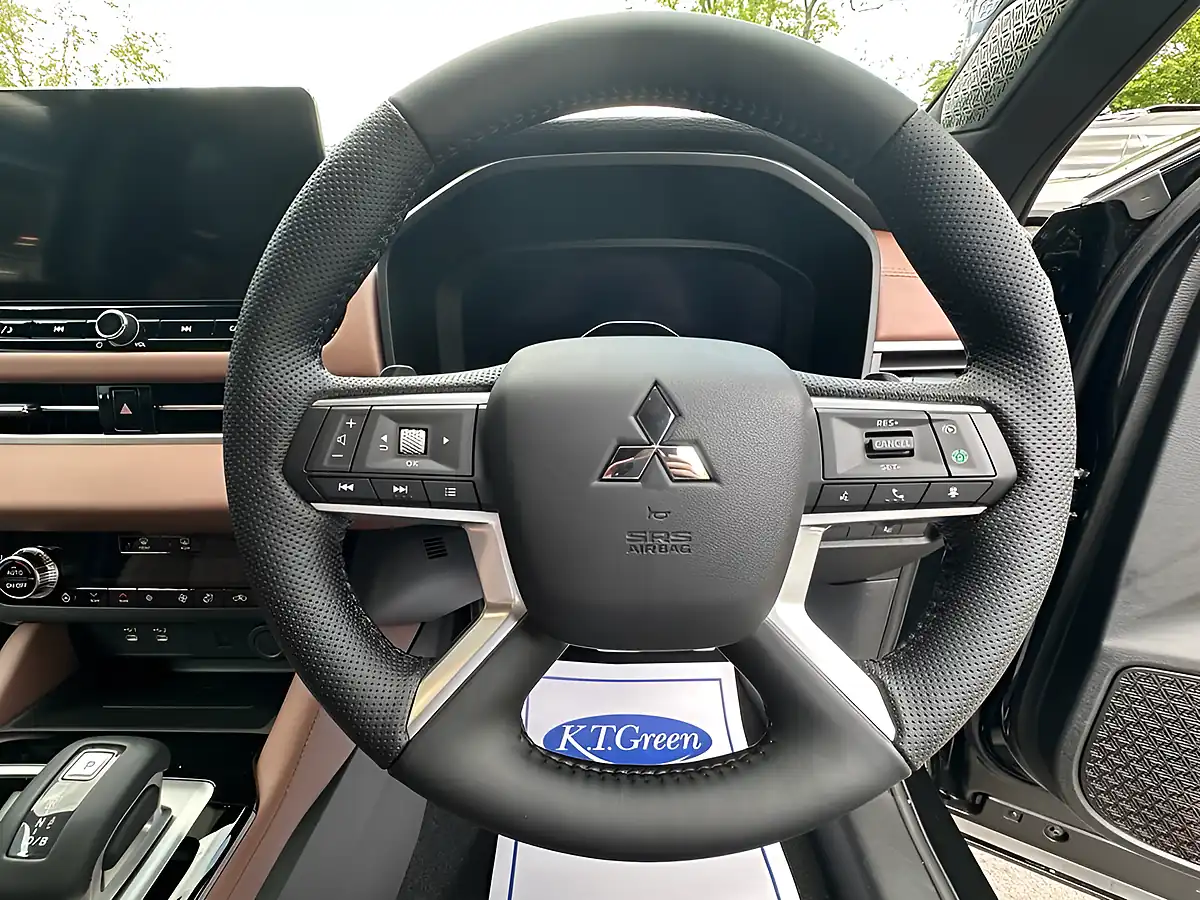 Used 2026 Mitsubishi Outlander Diamond Black - Interior and Exterior details 14