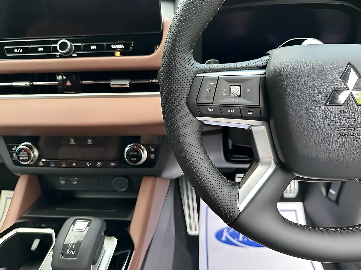 Used 2026 Mitsubishi Outlander Diamond Black - Interior and Exterior details 15