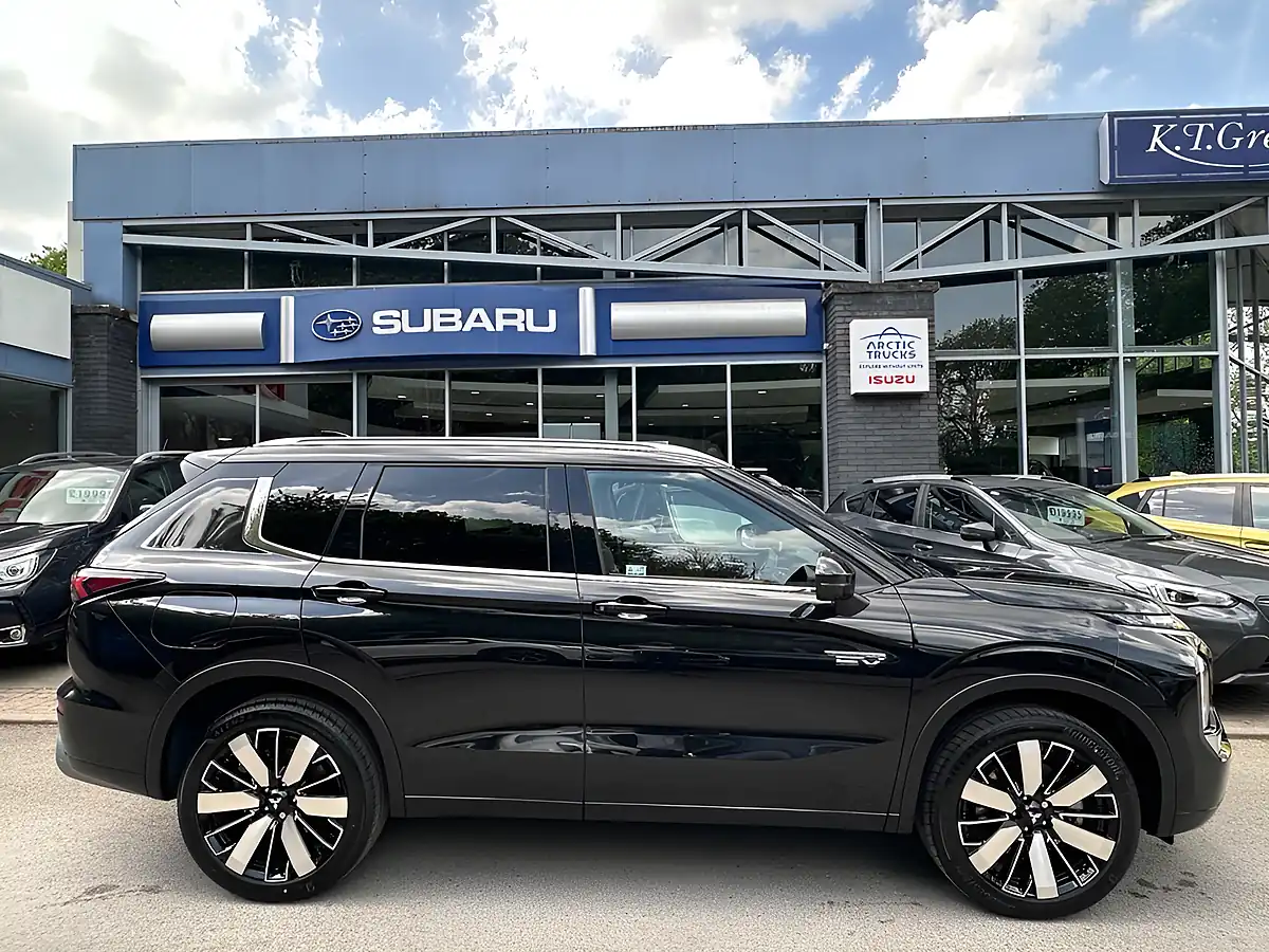 Used 2026 Mitsubishi Outlander Diamond Black - Interior and Exterior details 5