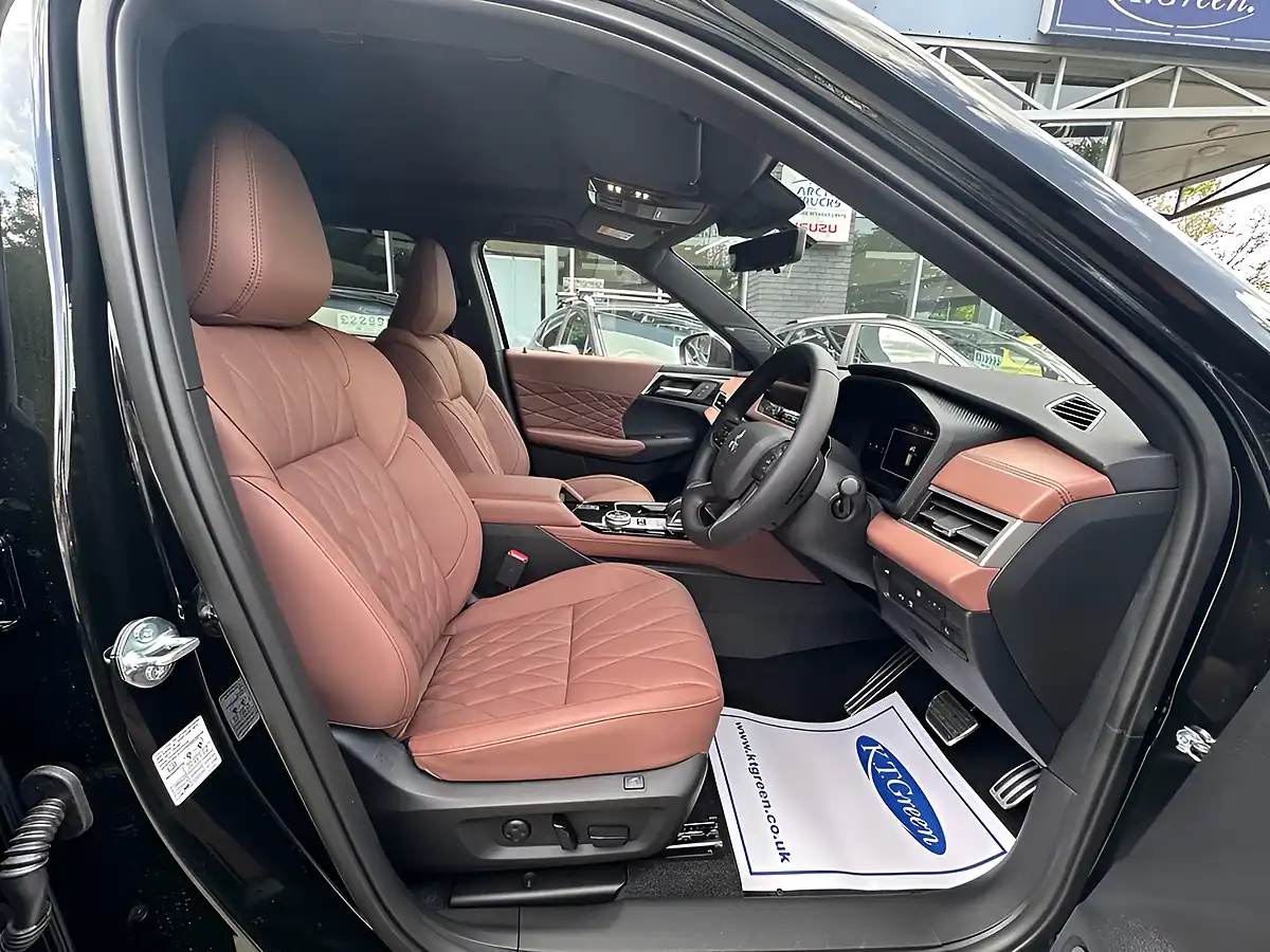 Used 2026 Mitsubishi Outlander Diamond Black - Interior and Exterior details 7