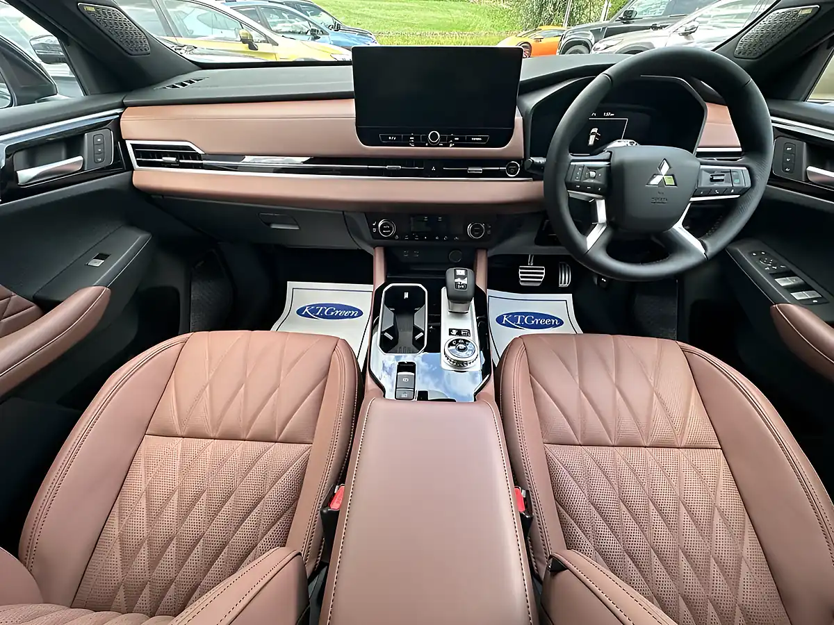 Used 2026 Mitsubishi Outlander Diamond Black - Interior and Exterior details 9