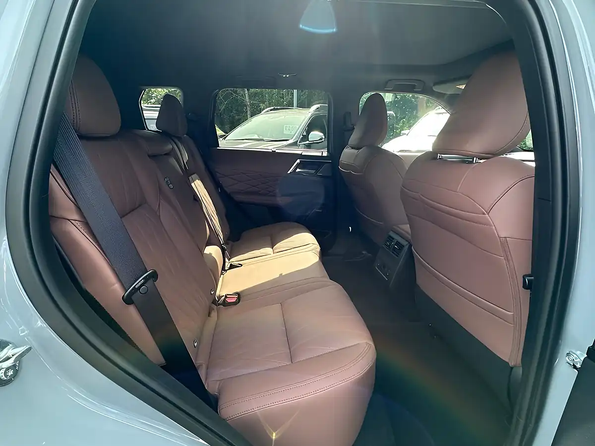 Used 2026 Mitsubishi Outlander Diamond Grey/Blue - Interior and Exterior details 10
