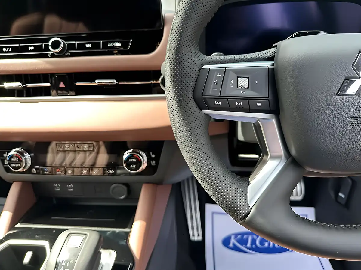 Used 2026 Mitsubishi Outlander Diamond Grey/Blue - Interior and Exterior details 11