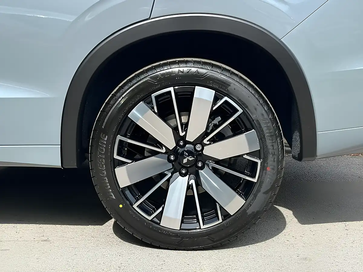Used 2026 Mitsubishi Outlander Diamond Grey/Blue - Interior and Exterior details 14