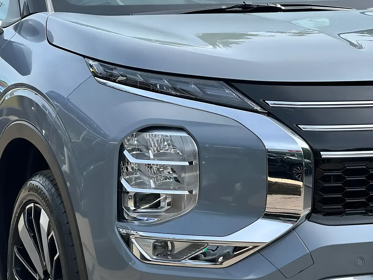 Used 2026 Mitsubishi Outlander Diamond Grey/Blue - Interior and Exterior details 15