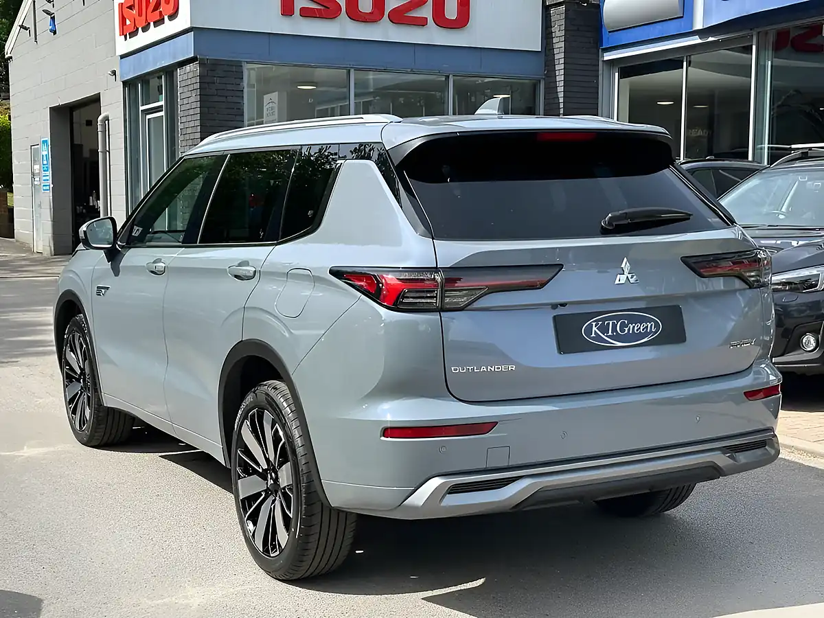 Used 2026 Mitsubishi Outlander Diamond Grey/Blue - Interior and Exterior details 17