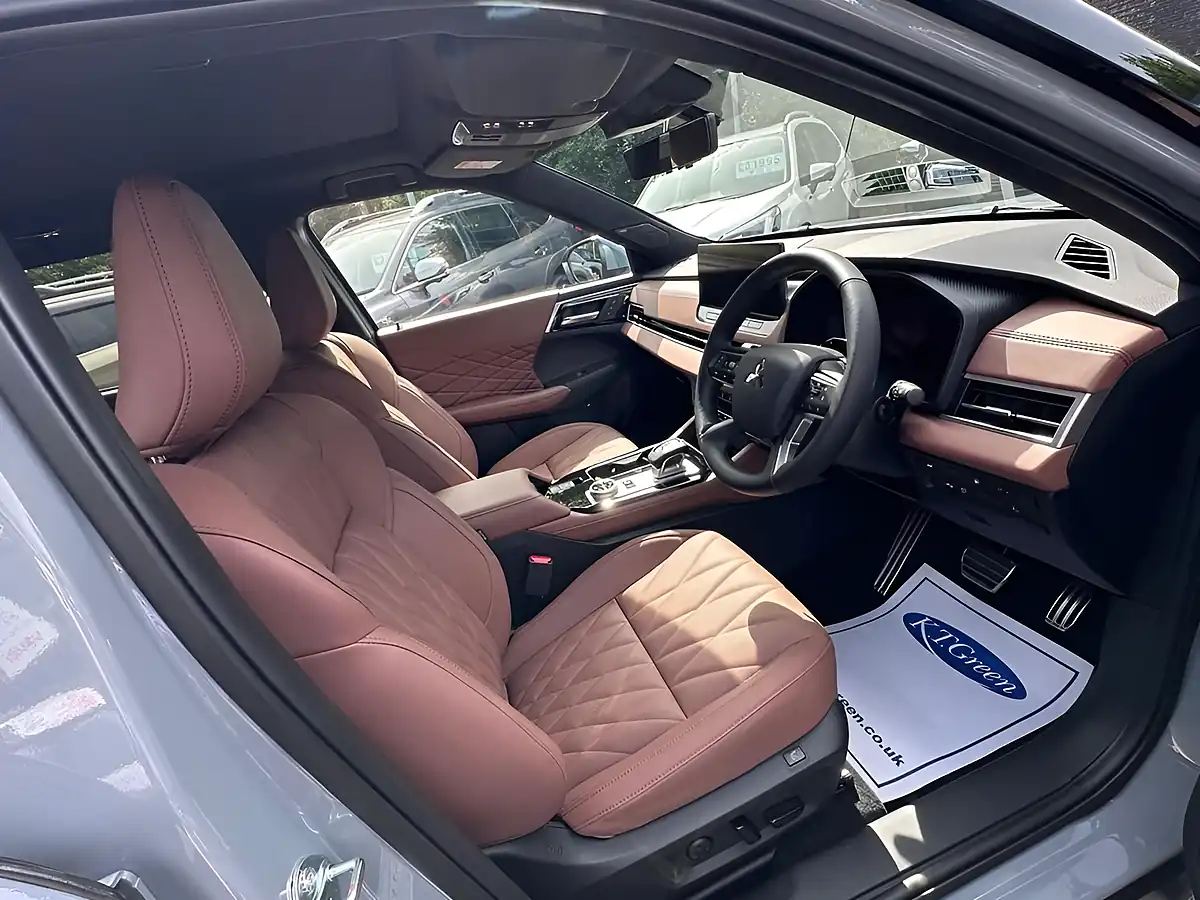 Used 2026 Mitsubishi Outlander Diamond Grey/Blue - Interior and Exterior details 8