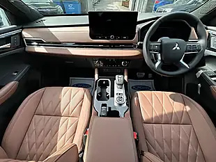 Used 2026 Mitsubishi Outlander Diamond Grey/Blue - Interior and Exterior details 9