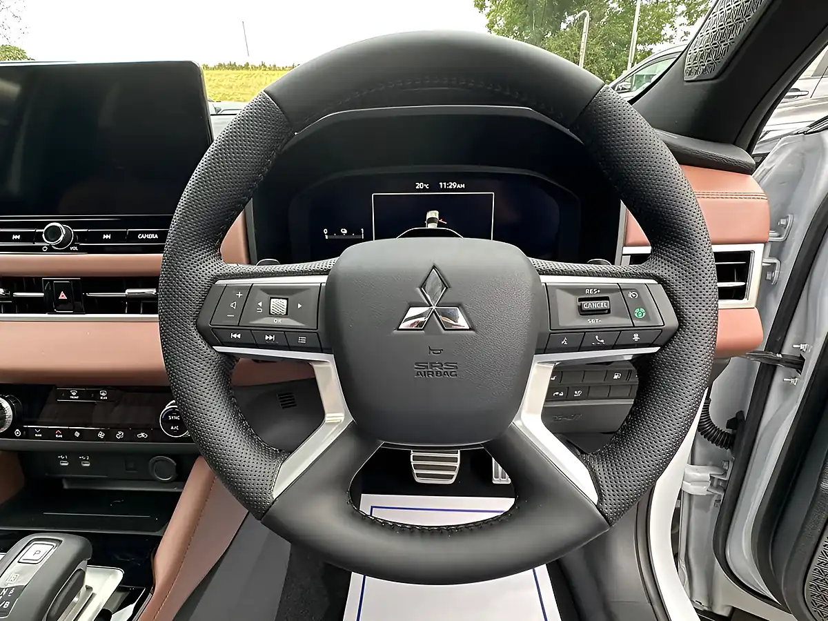 Used 2026 Mitsubishi Outlander Diamond - Interior and Exterior details 12