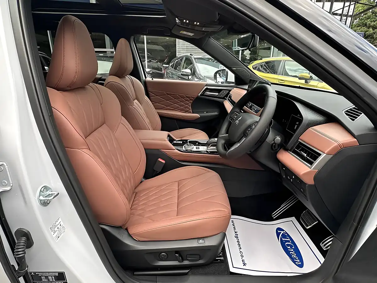 Used 2026 Mitsubishi Outlander Diamond - Interior and Exterior details 7