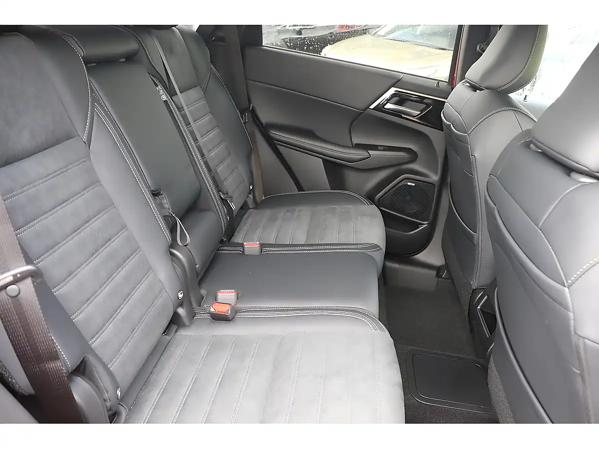 Used 2026 Mitsubishi Outlander Nativa - Interior and Exterior details 11