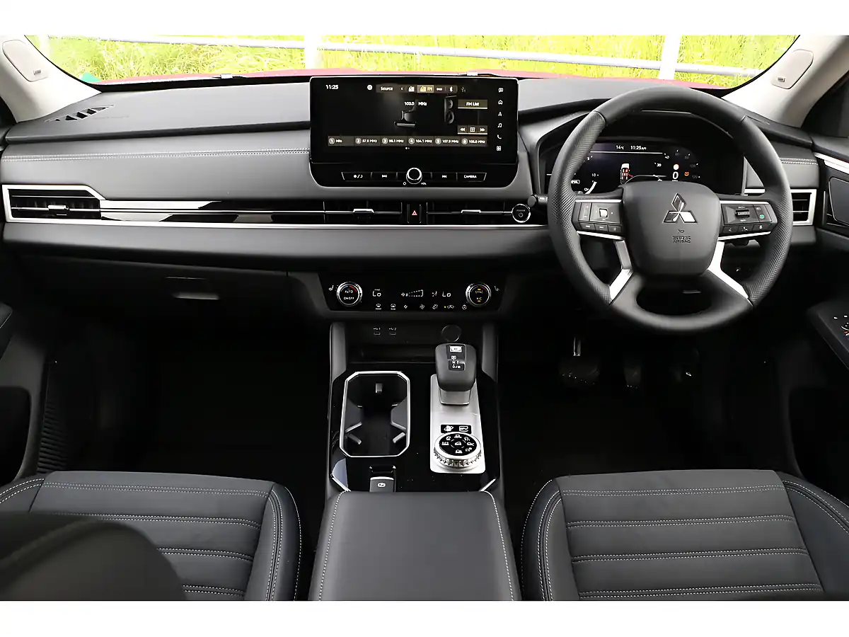 Used 2026 Mitsubishi Outlander Nativa - Interior and Exterior details 12