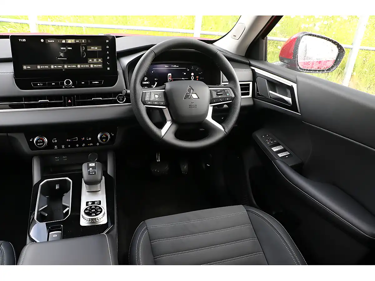 Used 2026 Mitsubishi Outlander Nativa - Interior and Exterior details 13