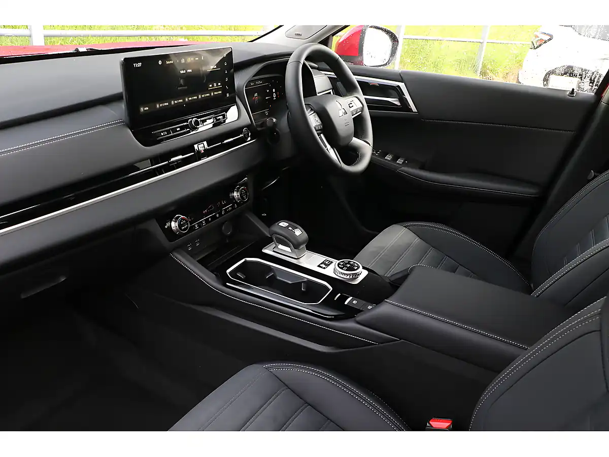 Used 2026 Mitsubishi Outlander Nativa - Interior and Exterior details 18
