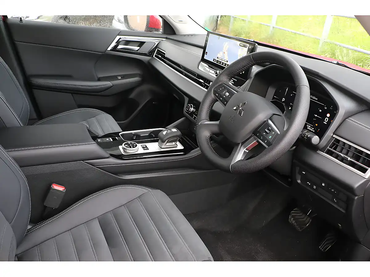 Used 2026 Mitsubishi Outlander Nativa - Interior and Exterior details 6
