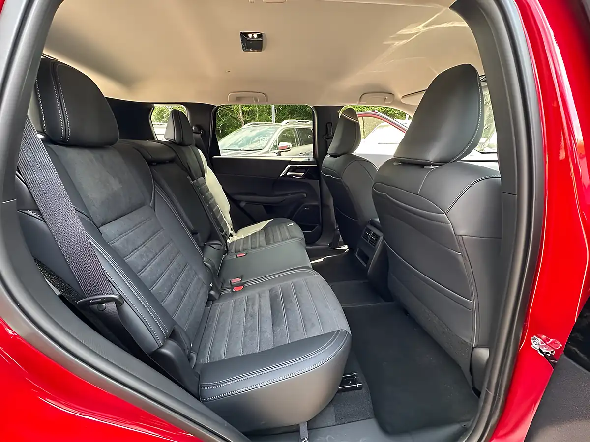 Used 2026 Mitsubishi Outlander Nativa Red - Interior and Exterior details 10