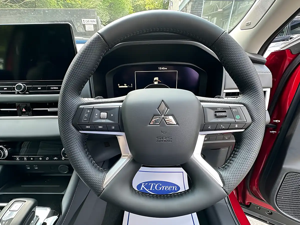 Used 2026 Mitsubishi Outlander Nativa Red - Interior and Exterior details 12