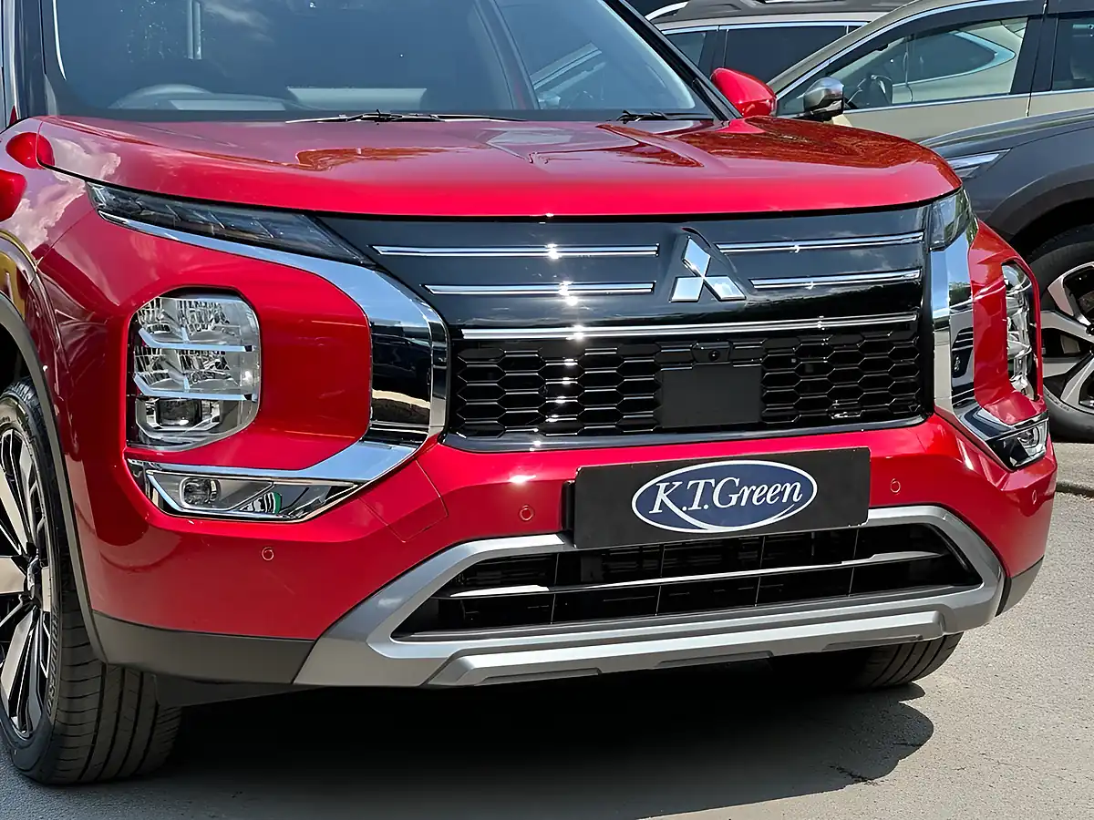 Used 2026 Mitsubishi Outlander Nativa Red - Interior and Exterior details 17