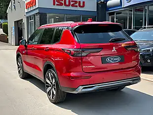 Used 2026 Mitsubishi Outlander Nativa Red - Interior and Exterior details 19