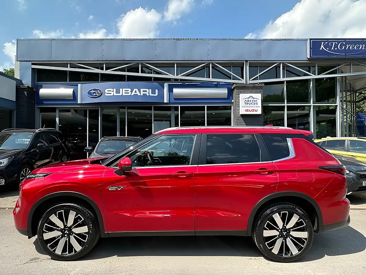 Used 2026 Mitsubishi Outlander Nativa Red - Interior and Exterior details 2