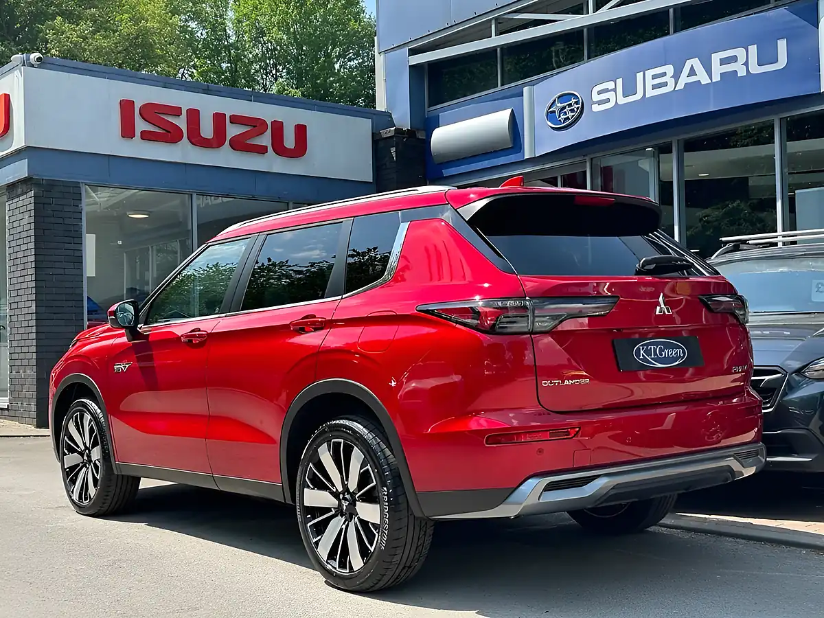 Used 2026 Mitsubishi Outlander Nativa Red - Interior and Exterior details 3
