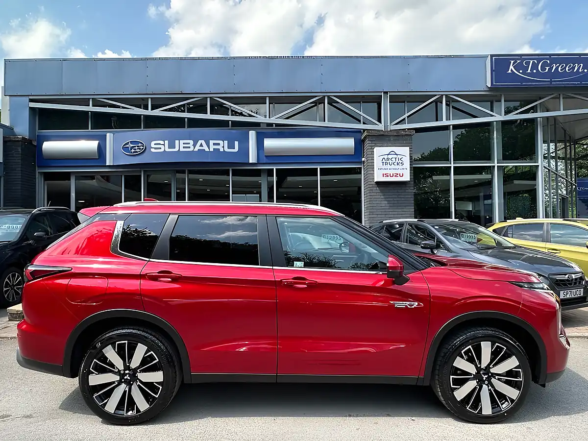 Used 2026 Mitsubishi Outlander Nativa Red - Interior and Exterior details 5