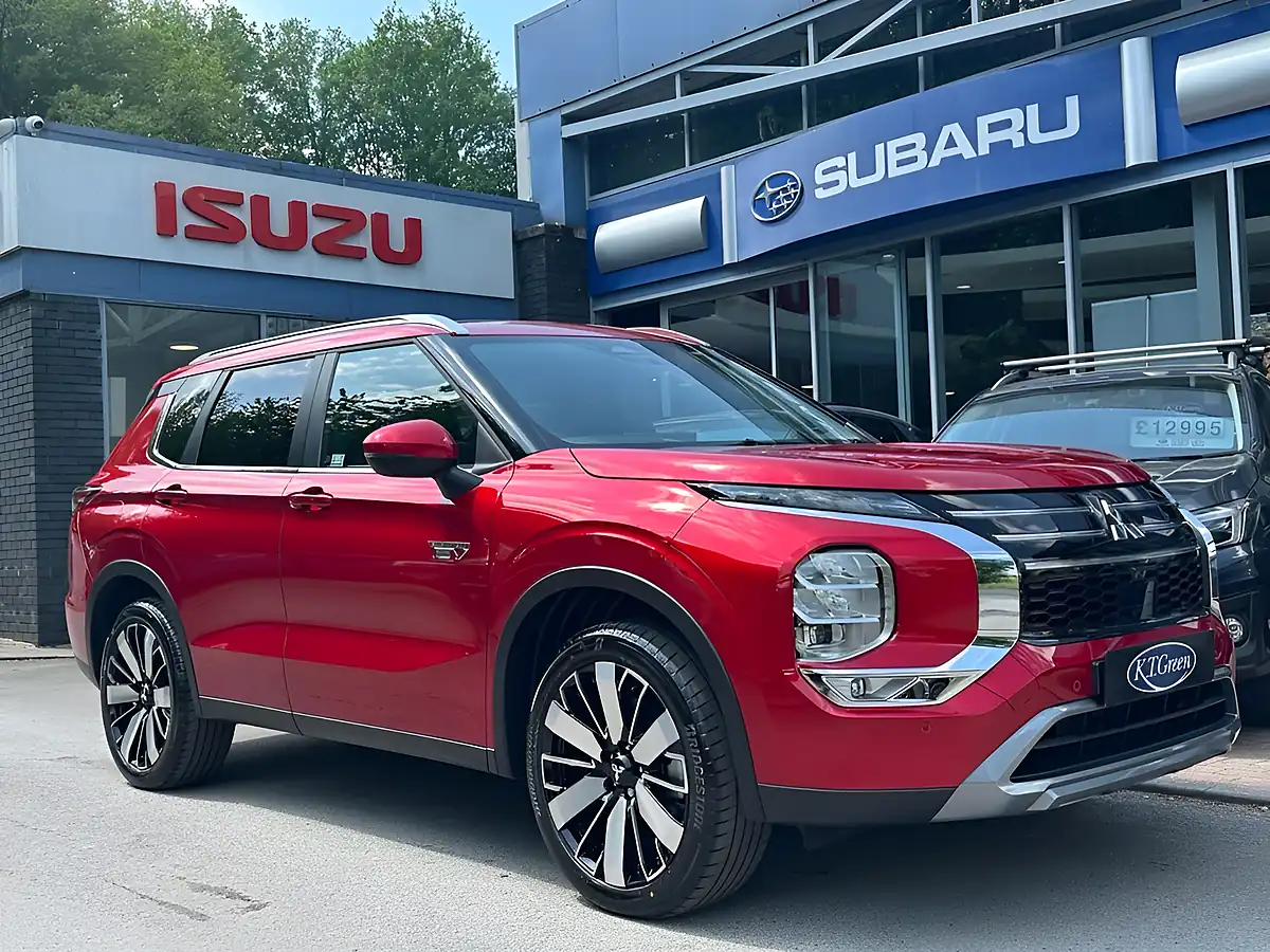 Used 2026 Mitsubishi Outlander Nativa Red - Interior and Exterior details 6