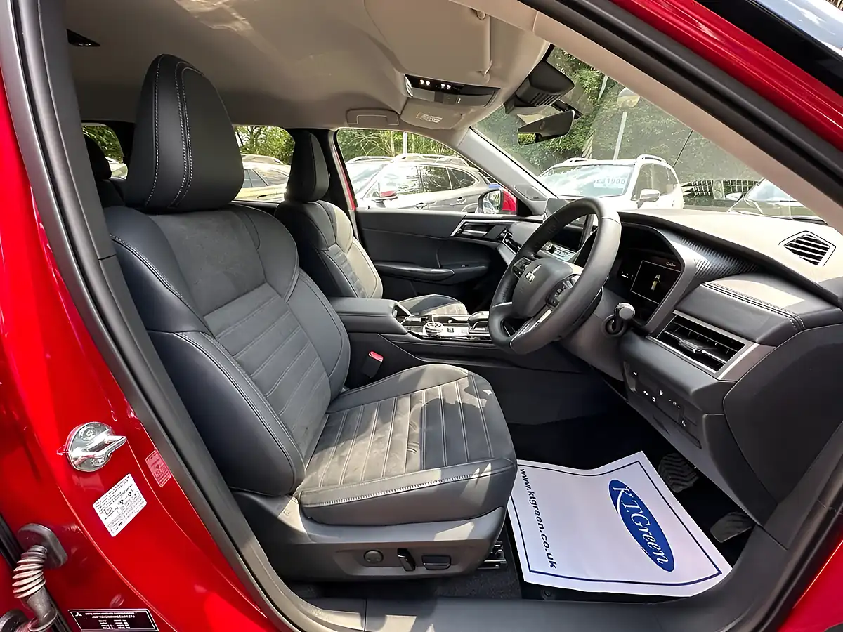 Used 2026 Mitsubishi Outlander Nativa Red - Interior and Exterior details 7