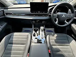 Used 2026 Mitsubishi Outlander Nativa Red - Interior and Exterior details 9