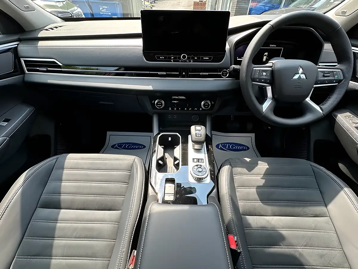 Used 2026 Mitsubishi Outlander Nativa Red - Interior and Exterior details 9