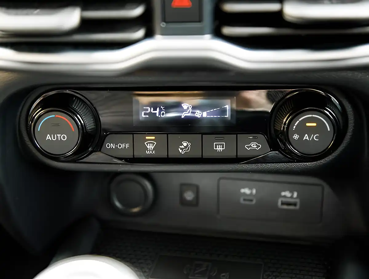 Used 2026 Nissan Juke N-Connecta Black - Interior and Exterior details 19
