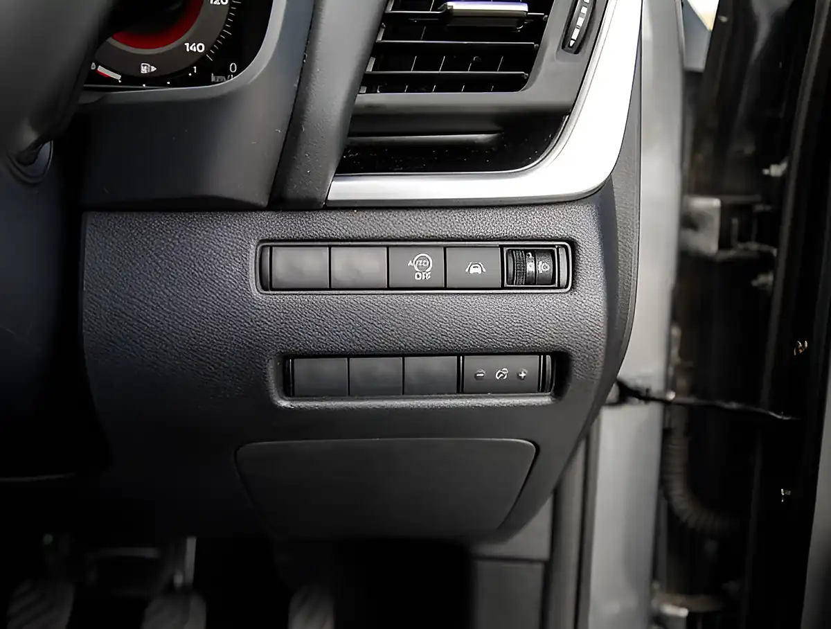 Used 2026 Nissan Qashqai N-Connecta Grey - Interior and Exterior details 10