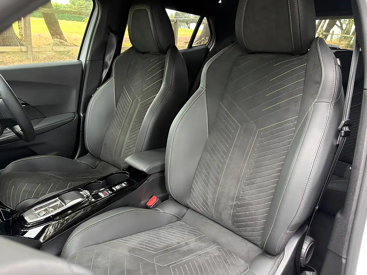 Used 2026 Peugeot 2008 GT Premium White - Interior and Exterior details 14