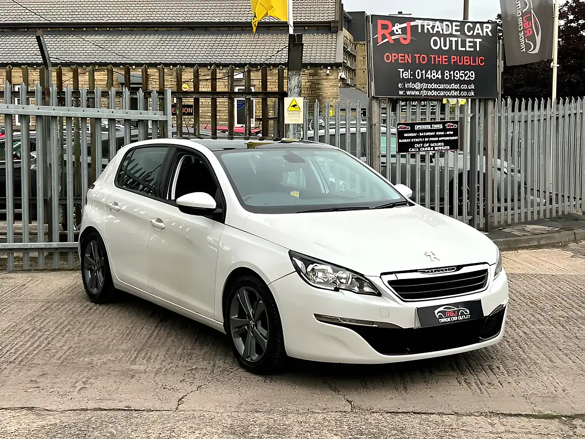 Used 2026 Peugeot 308 Active White - Front View