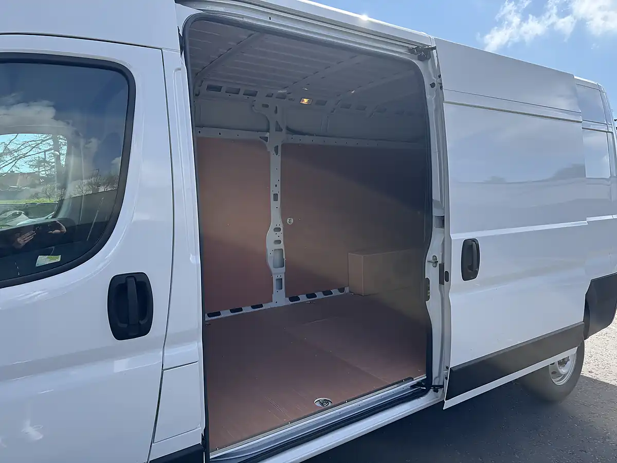 Used 2026 Peugeot Boxer Professional White - Interior and Exterior details 13