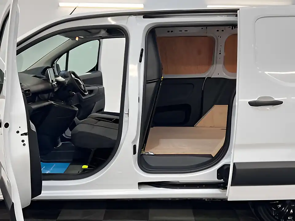 Used 2026 Peugeot Partner Professional Premium+ Ice White - Interior and Exterior details 14