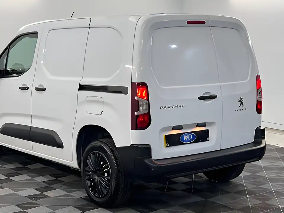 Used 2026 Peugeot Partner Professional Premium+ Ice White - Interior and Exterior details 17