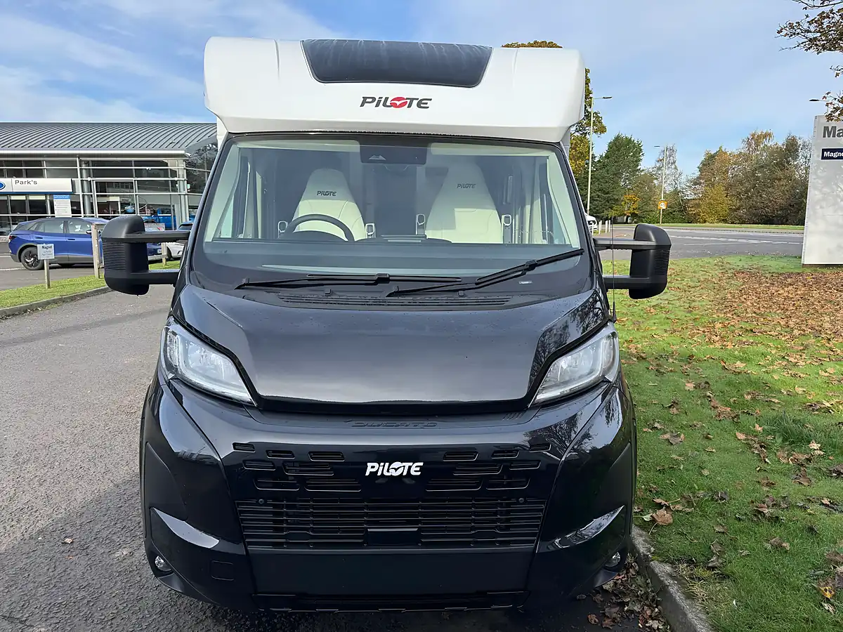 Used 2026 Pilote P740FGJ Evidence Black - Interior and Exterior details 3