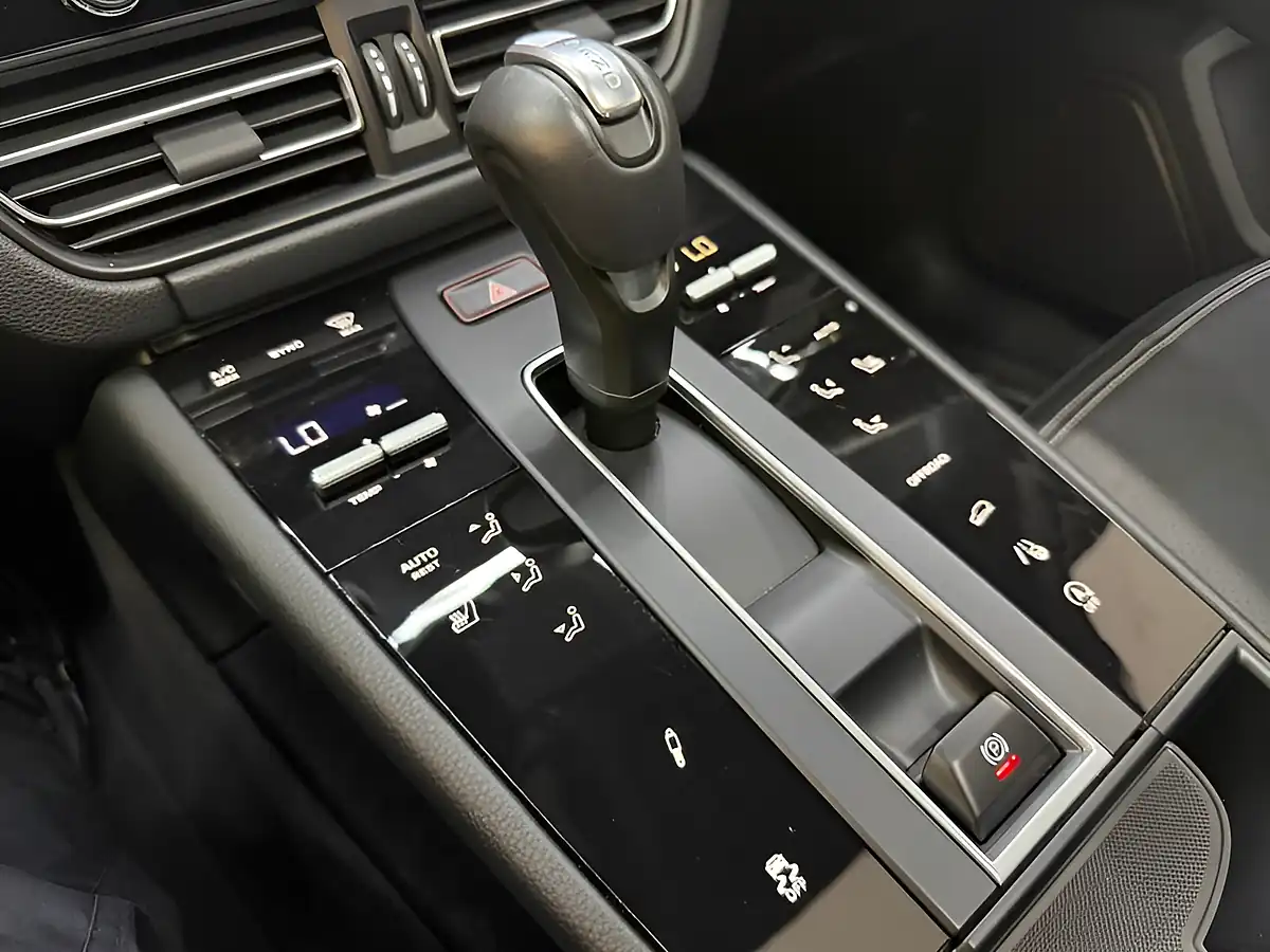 Used 2026 Porsche Macan T Grey - Interior and Exterior details 11