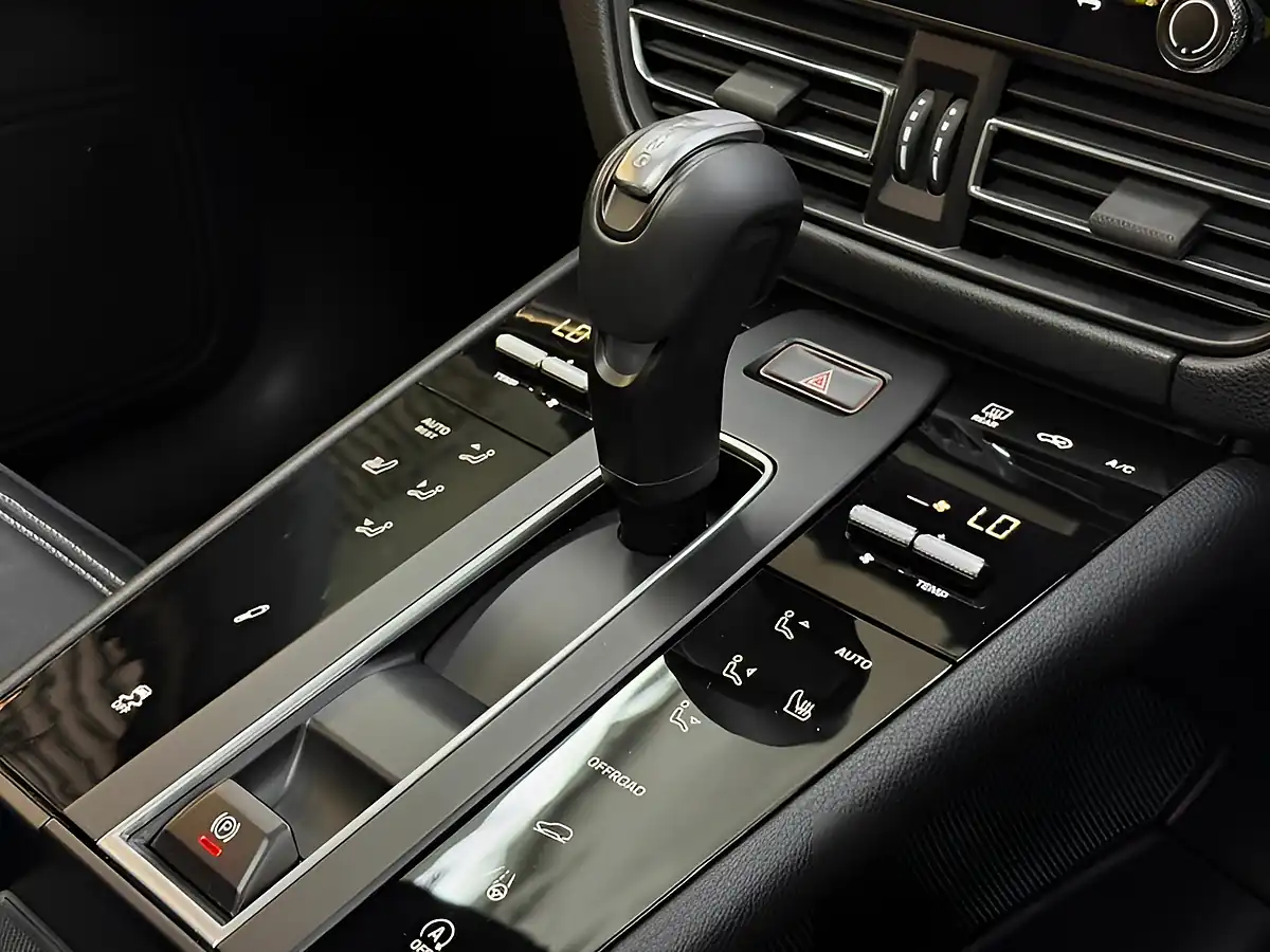 Used 2026 Porsche Macan T [top Sepc Macan] Grey - Interior and Exterior details 10