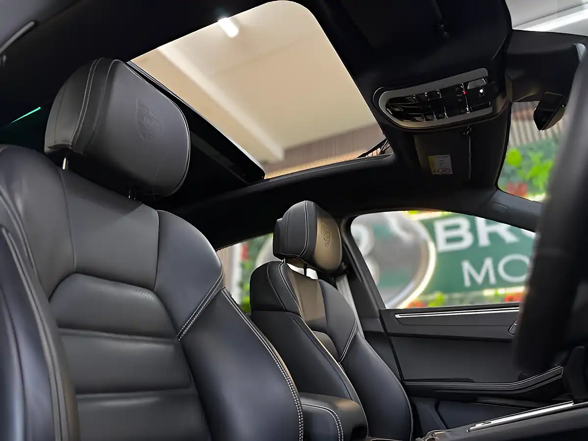 Used 2026 Porsche Macan T [top Sepc Macan] Grey - Interior and Exterior details 6