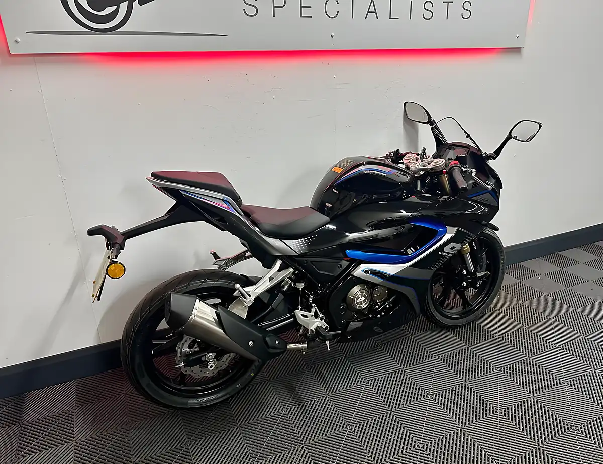 Used 2026 Qjmotor Srk 125 R Super Sports Black - Interior and Exterior details 7
