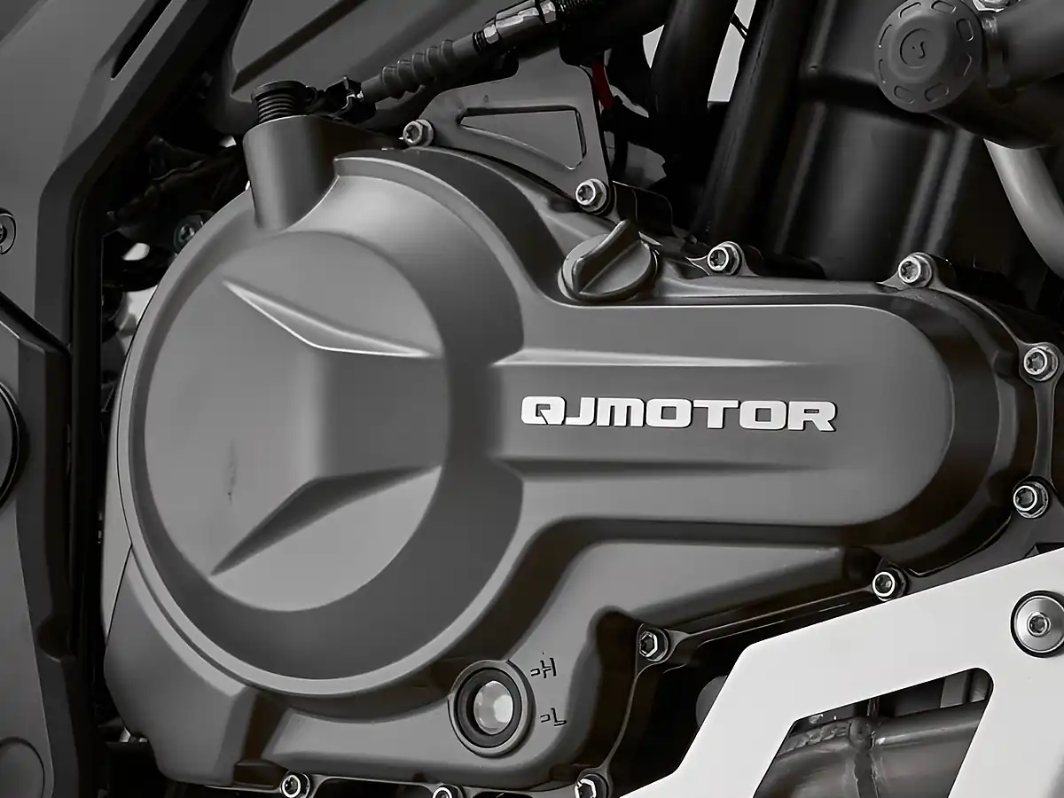 Used 2026 Qjmotor Srt 600 S Red/Silver - Interior and Exterior details 11