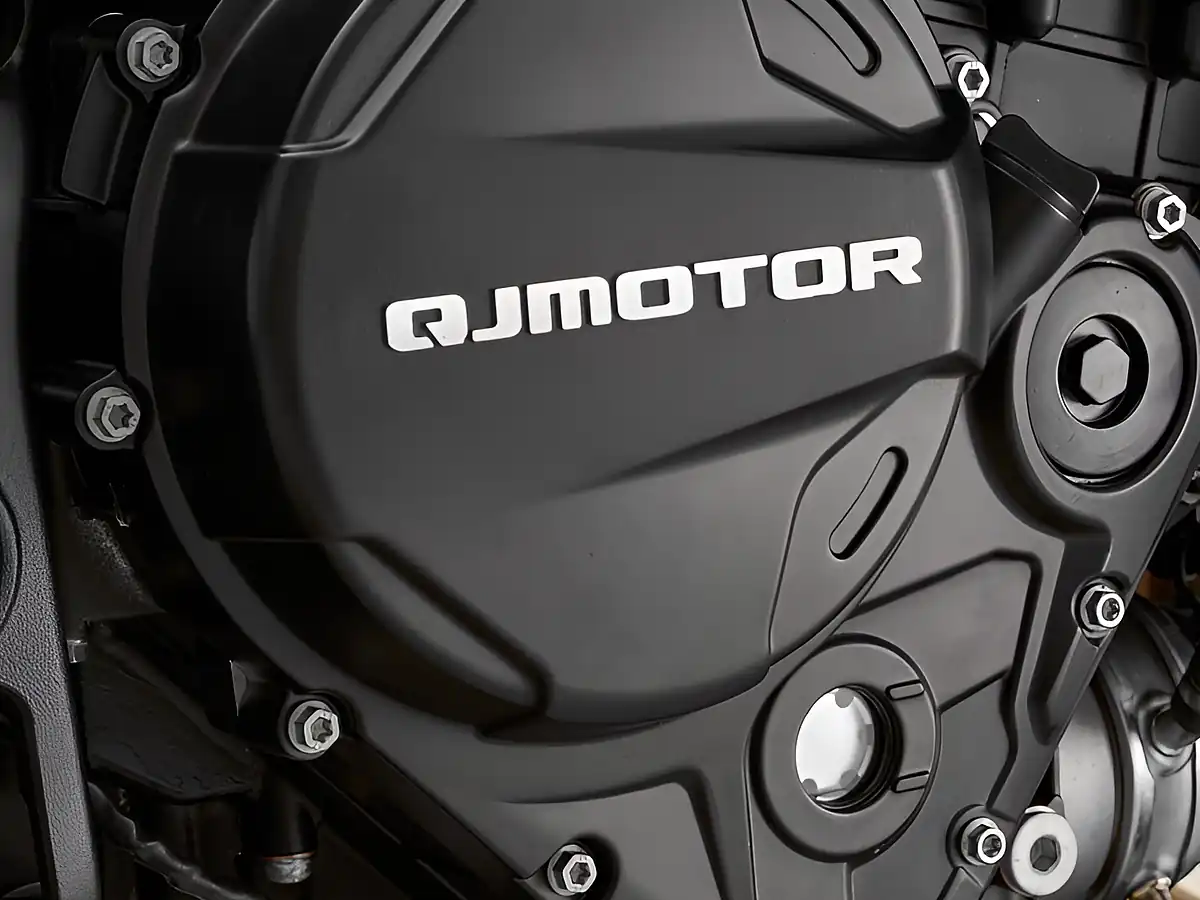 Used 2026 Qjmotor Srt 900 S Red/Silver - Interior and Exterior details 7