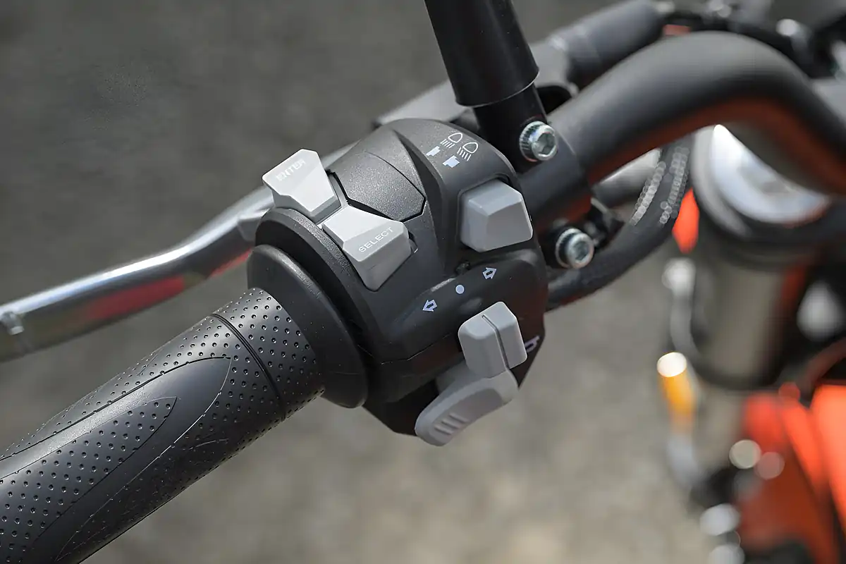 Used 2026 Qjmotor Srv 125 Black - Interior and Exterior details 13