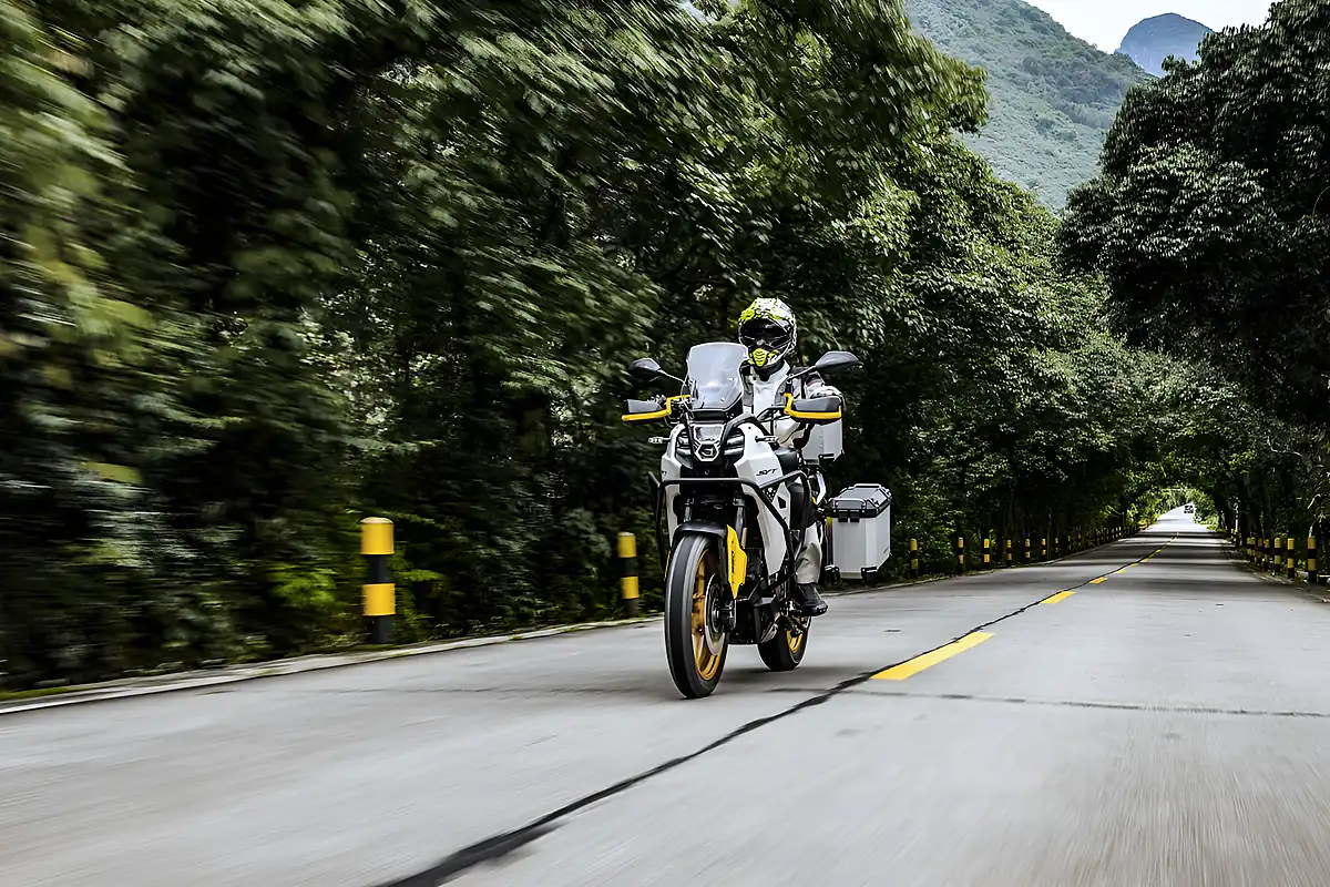 Used 2026 Qjmotor Svt 650 Black/Yellow - Interior and Exterior details 13