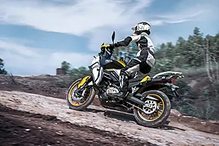 Used 2026 Qjmotor Svt 650 Black/Yellow - Interior and Exterior details 6